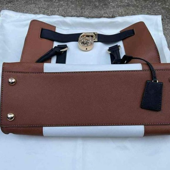 Michael Kors 2pc Set - Hamilton Tote and Wristlet Wallet - Picture 4 of 7